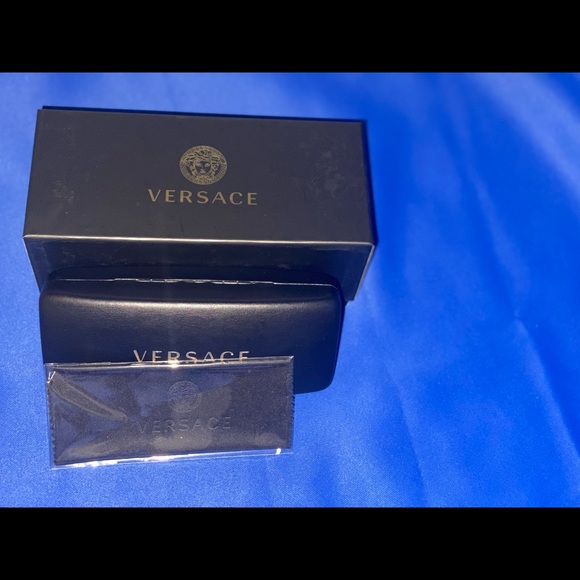 Versace glasses case & cleaner - Picture 3 of 3